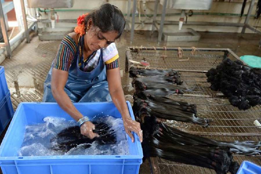 image of processing hair cut in Tirupati temple