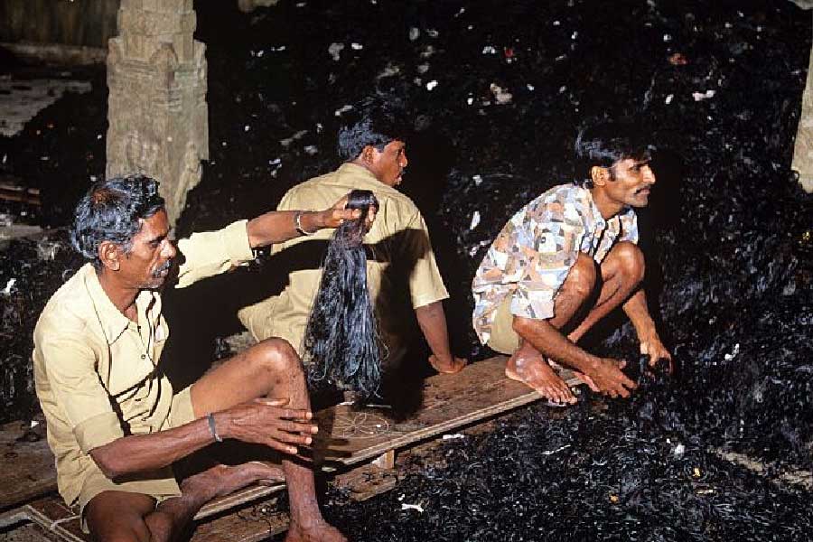 image of processing hair cut in Tirupati temple