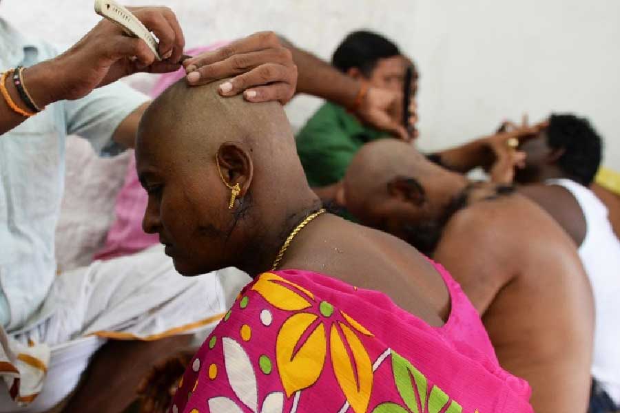 Image of shaving head in Tirupati Temple 
