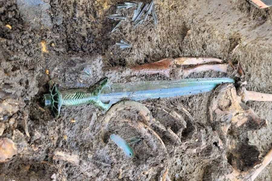 Archaeologists found 3,000 Years Old Bronze Sword in Germany which is still shining