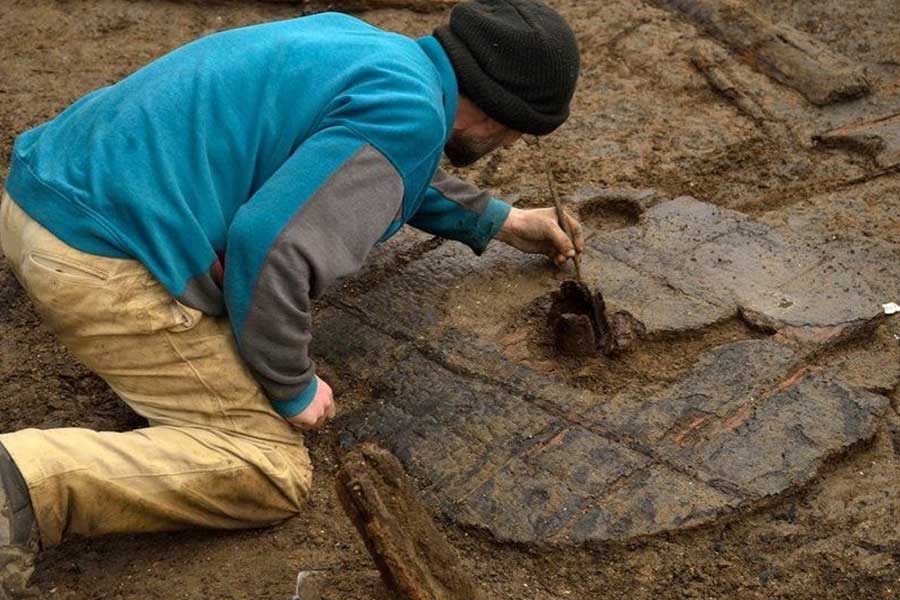 Archaeologists found 3,000 Years Old Bronze Sword in Germany which is still shining