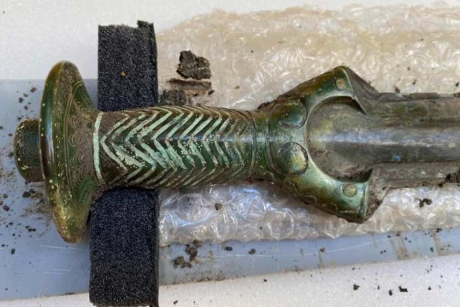 Archaeologists found 3,000 Years Old Bronze Sword in Germany which is still shining