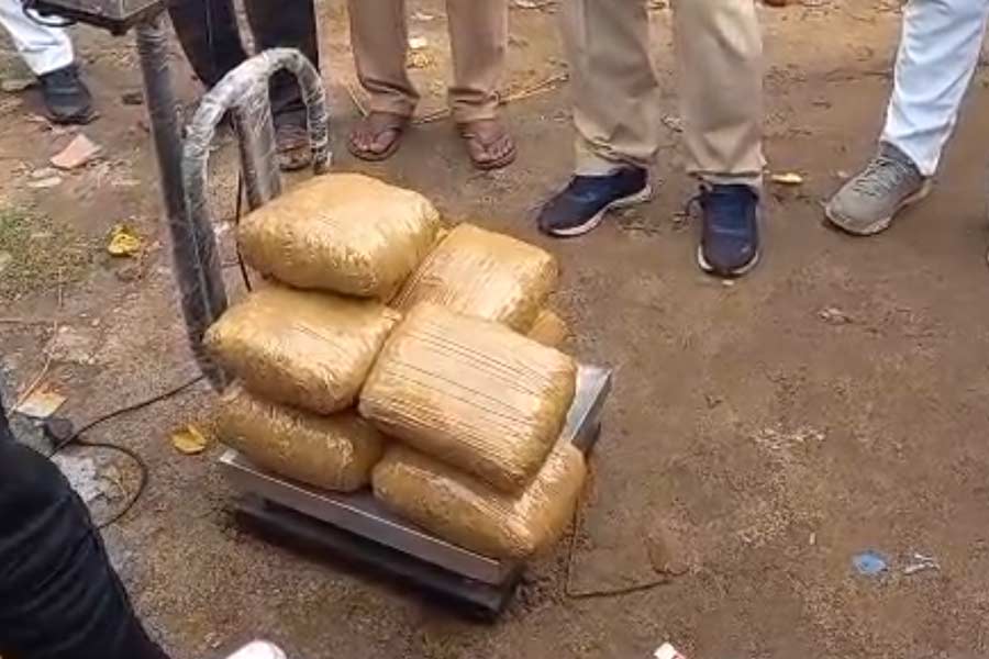 Huge amount of marijuana recovered frrem a taxi at Bandel of Hooghly