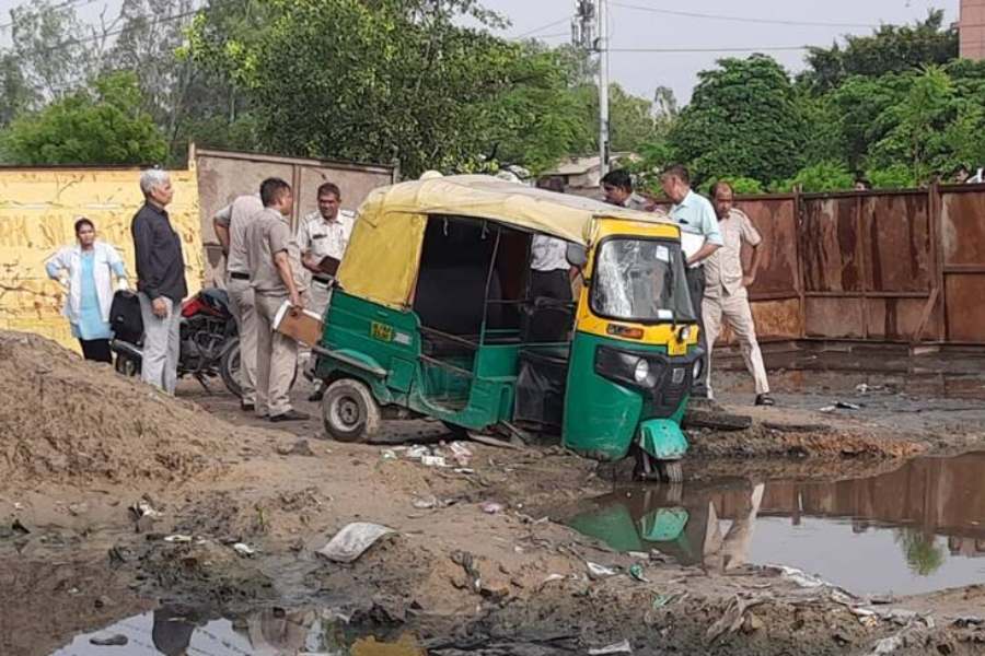 Delhi driver dies after his auto gets stuck in ditch filled in rainwater 