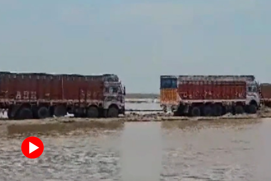 image of stranded truck in River Son in Bihar