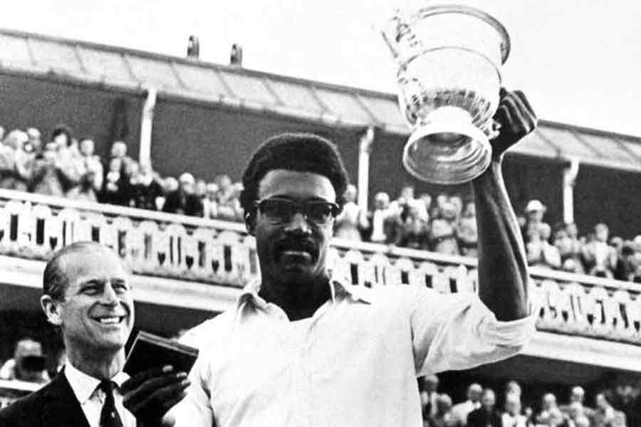 বিশ্বকাপ হাতে ওয়েস্ট ইন্ডিজ় অধিনায়ক ক্লাইভ লয়েড।