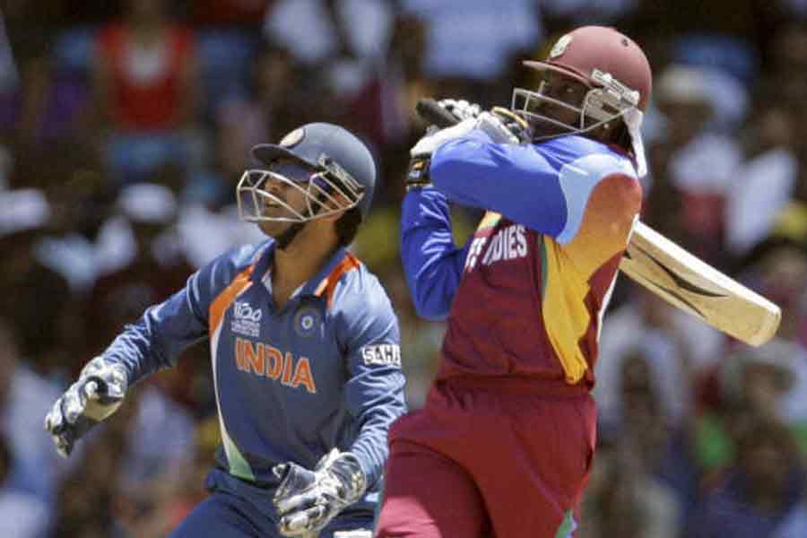 উইকেটের পিছনে মহেন্দ্র সিংহ ধোনি। সামনে ক্রিস গেল।