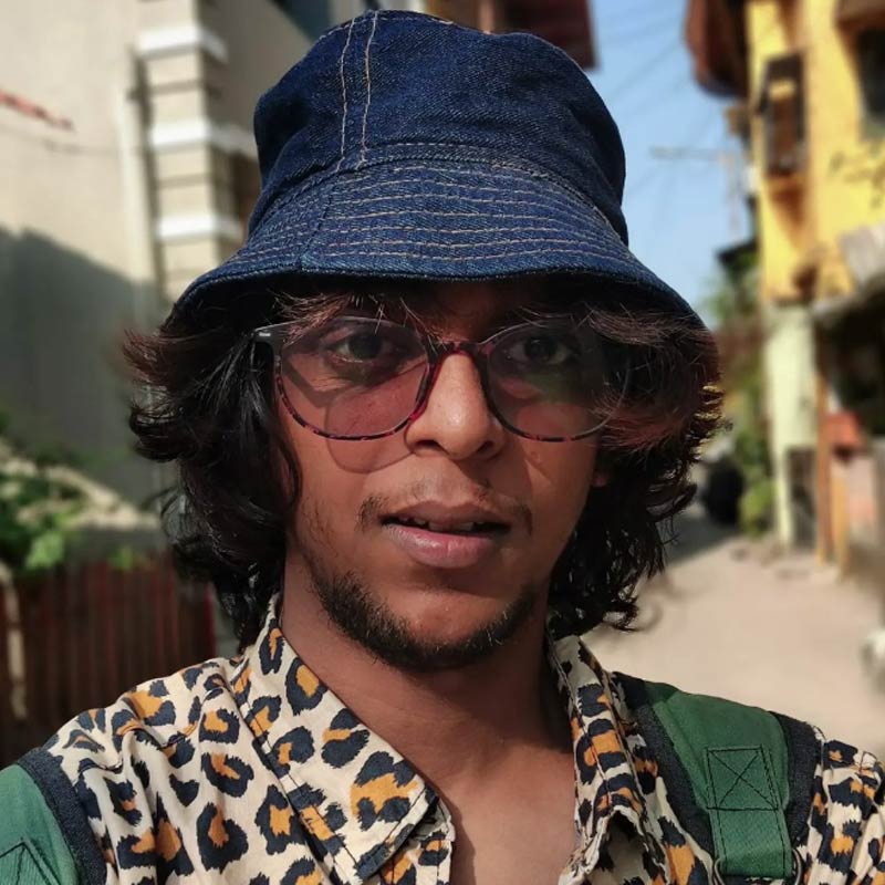 আইআইটি বম্বের মতো নামজাদা শিক্ষা প্রতিষ্ঠানে পড়াশোনার সুযোগ পেলেও সেখানে মন টেকেনি। মাঝপথেই ইঞ্জিনিয়ারিংয়ের পড়া ছেড়েছুড়ে অভিনয়ের সুযোগ খুঁজতে শুরু করেন। আপাতত ‘কোটা ফ্যাক্টরি’-তে ঢুকে নজর কাড়ছেন বিহারের সেই অখ্যাত বাসিন্দা রঞ্জন রাজ।