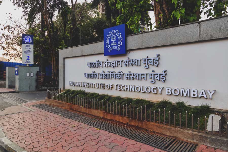 বিহারের ‘ক্ষুদ্র’ পরিসর থেকে আইআইটি বম্বের মতো দেশের অন্যতম সেরা শিক্ষা প্রতিষ্ঠানে ঢুকে খানিকটা যেন হকচকিয়ে গিয়েছিলেন রঞ্জন। তাঁর সহপাঠীরা যে এখানে পড়াশোনার বাইরেও অন্য অনেকে শখ লালন করছেন।