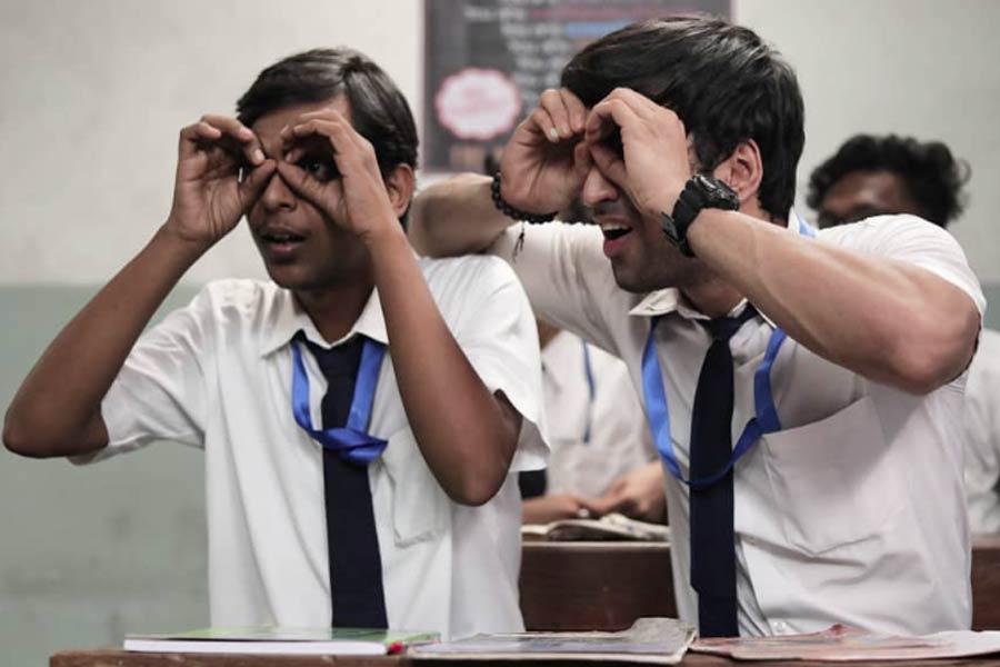 রঞ্জনের সহপাঠীদের কেউ গানবাজনা নিতে ব্যস্ত তো কেউ আবার থিয়েটার বা সিনেমায় অভিনয়ের চেষ্টায় ছিলেন। পুঁথিগত শিক্ষার বাইরেও যে অন্য জগৎ রয়েছে এবং তা নিয়ে স্বপ্ন বোনা যায়— চাক্ষুষ করেছিলেন তিনি।