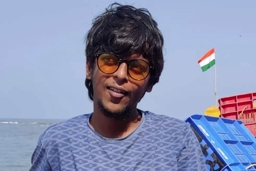 কলেজে পড়ার সময়ও নাটকে অভিনয়ে ছেদ পড়েনি রঞ্জনের। মূলত মায়ের উৎসাহেই তত দিনে তাতে আগ্রহ জন্মেছে। তবে পরিবারের আরও এক জন রোজগেরে বাড়লে তো সংসারে হাল ফিরতে পারে! সে ভাবনা থেকেই জয়েন্টের প্রস্তুতি শুরু করে দেন রঞ্জন।