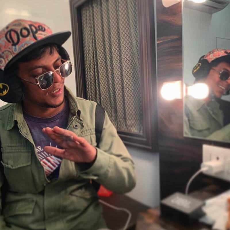 আইআইটি বম্বের ক্যাম্পাসে থাকাকালীন অন্য স্বপ্নের পিছু ধাওয়া করতে শুরু করেন রঞ্জন। বছর দুয়েক ইঞ্জিনিয়ারিং পড়ার পর তা ছেড়ে দেন। এ বার লক্ষ্য— অভিনয়ের মঞ্চে নাম কামানোর।