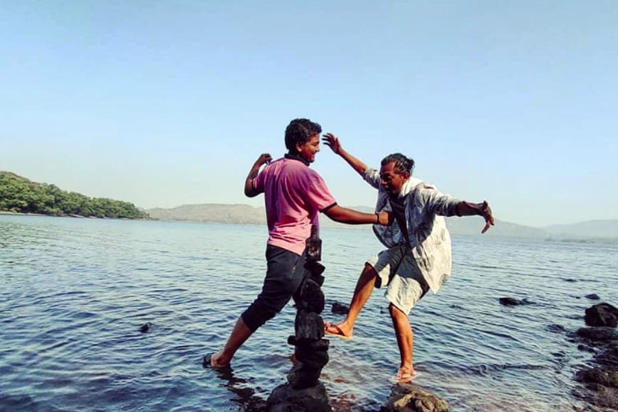 নাটকের পাশাপাশি বলিউডি গানের সঙ্গে নাচেও পটু ২৭ বছরের রঞ্জন। সেই সঙ্গে নাটকের চরিত্রে নিজেকে উজাড় করে দিতে পারেন। এই ‘স্বল্প পুঁজি’ নিয়েই অভিনেতা হওয়ার লক্ষ্যে দৌড় শুরু করেন তিনি।