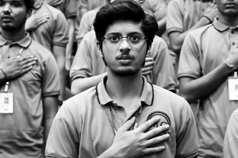 কোচিং স্কুলের জন্য খ্যাতি রয়েছে রাজস্থানের কোটার। রাঘব সুব্বুর পরিচালনায় সেই থিমকেই ছুঁয়েছে ‘কোটা ফ্যাক্টরি’। নামী কলেজে ঢোকার স্বপ্ন নিয়ে আসা প্রত্যন্ত এলাকার পড়ুয়া, প্রবেশিকার পড়াশোনার চাপ, কোচিং ক্লাসকে ঘিরে তাঁদের জীবনের খুঁটিনাটি তুলে ধরে এ সিরিজ়।