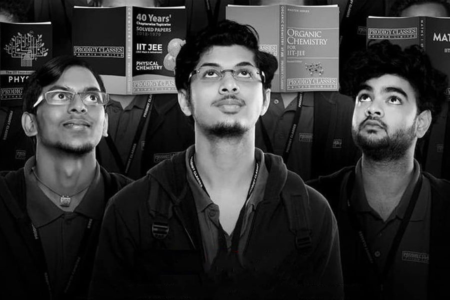 ‘কোটা ফ্যাক্টরি’র দ্বিতীয় মরসুমে তুমুল সাফল্য এসেছে রঞ্জনের। তাঁর এ সাফল্যের রহস্য কী? রঞ্জন বলেন, ‘‘ছোটখাটো চরিত্র হলেও সেগুলির জন্য খুব খেটেছি। এটাই কাজে লেগে গিয়েছে। ফলে চরিত্র ছোট হলেও আমার কাজ নজরে পড়েছে।’’