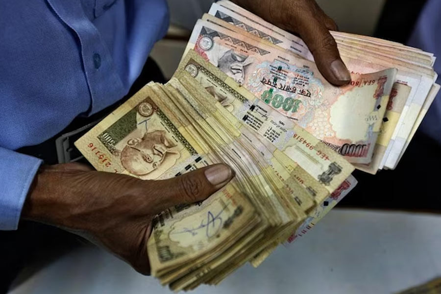 তবে আশির দশকেও ১০০ কোটি টাকার ক্লাবে নাম লিখিয়ে ফেলেছিলেন বলিপাড়ার এক অভিনেত্রী। কিন্তু তিনি তৎকালীন জনপ্রিয় অভিনেত্রীদের তালিকায় ছিলেন না।