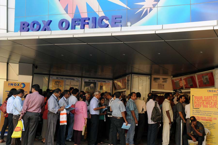 অনেকে আবার টিকিটের মূল্যবৃদ্ধির কারণকেও ১০০ কোটির ক্লাবে নাম লেখানোর পথ হিসাবে উল্লেখ করেছেন। একাংশের ধারণা, আগে টিকিটের দামের সঙ্গে বর্তমান দামের তুলনা করলে আকাশপাতাল পার্থক্য লক্ষ করা যায়।