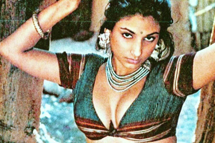 ‘নসীব’, ‘ফির ওহি রাত’, ‘বুলন্দি’র মতো হিন্দি ছবিতে অভিনয় করে বলিপাড়ায় জনপ্রিয় হয়ে ওঠেন কিম। ১৯৮০ সাল থেকে বলি অভিনেতা ড্যানি ডেনজংপার সঙ্গে কাজ করতে শুরু করেন তিনি।