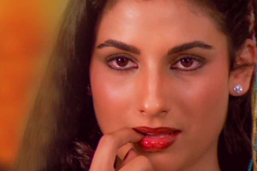 ১৯৯৩ সালে অভিনয়জগৎ থেকে অবসর নিয়ে নেন কিম। আলোকচিত্রীদের নজরেও কখনও পড়েননি তিনি। ১০০ কোটির ক্লাবে প্রথম নাম লেখানো অভিনেত্রী বর্তমানে বলিপাড়া থেকে ‘উধাও’ হয়ে গিয়েছেন।