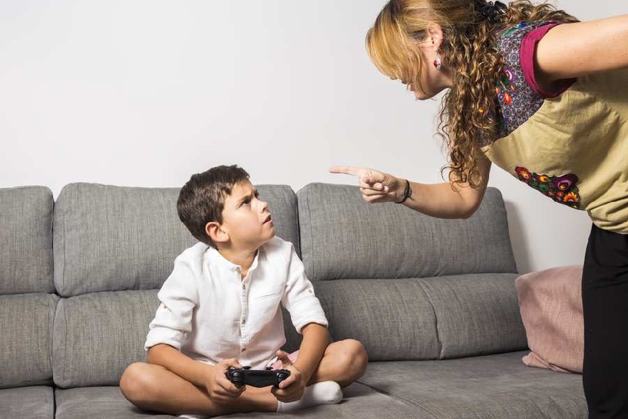 শিশু কোনও আবদার করলে সঙ্গে সঙ্গেই তা পূ্রণ করার প্রয়োজন নেই। 