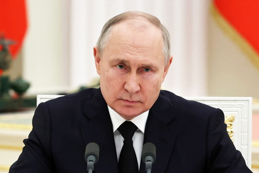 জ়েলেনস্কির আরও দাবি, তাঁর প্রাণের থেকেও রুশ প্রেসিডেন্ট ভ্লাদিমির পুতিনের জীবনের আশঙ্কা বেশি। কারণ গোটা বিশ্বই পুতিনকে খুন করতে চায়। যদিও নিজের বক্তব্যের পক্ষে জোরালো যুক্তি দিতে পারেননি জ়েলেনস্কি।