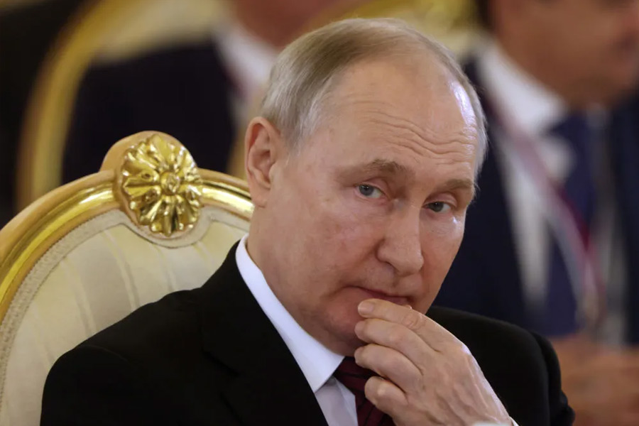 ঘরেবাইরে কি সত্যিই বিপদের মুখে পুতিন? একদা তাঁর ঘনিষ্ঠ বৃত্তে থাকা রুশ ধনকুবের তথা ওয়াগনার গোষ্ঠীর প্রধান ইয়েভগেনি প্রিগোঝিনের ‘রুদ্ররূপ’ দেখে তিনি কি গুটিয়ে গিয়েছেন? কোনও সংবাদমাধ্যমই অবশ্য এখনও পর্যন্ত এর জবাব দিতে পারেনি।