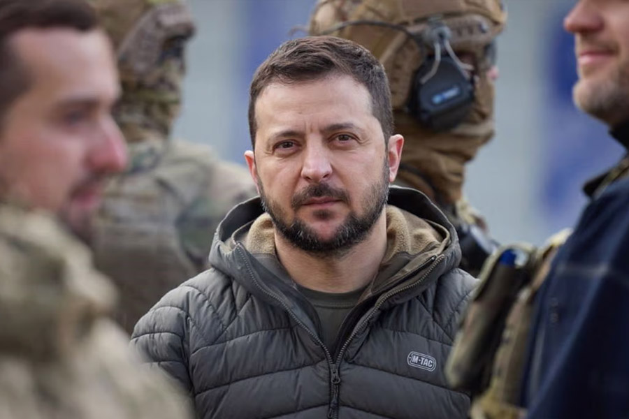 কেন এ কথা বলছেন জ়েলেনস্কি? রবিবার দুপুর ২টোয় কিভের মাটিতে পা রেখেছেন স্পেনের প্রধানমন্ত্রী পেদ্রো সাঞ্চেজ়। তার আগের দিন সাংবাদিকদের কাছে জ়েলেনস্কি দাবি করে বসেন, ‘‘শুধুমাত্র ইউক্রেনের পূর্বাঞ্চলেই ২১,০০০ ওয়াগনারকে হত্যা করেছে আমাদের সেনাবাহিনী।’’