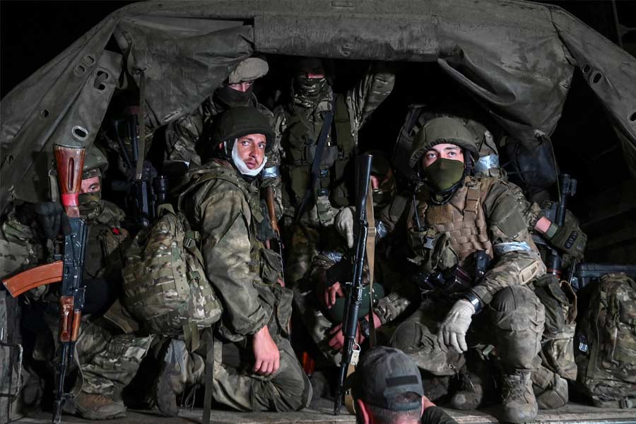 ‘সিএনএন’ জানিয়েছে, ওয়াগনার গোষ্ঠীর বেশির ভাগ সদস্যকে ‘দাগি অপরাধী’ বলে তকমা দিয়েছেন জ়েলেনস্কি। তাঁর মতে, ‘‘যাঁদের কিছুই হারানোর নেই।’’