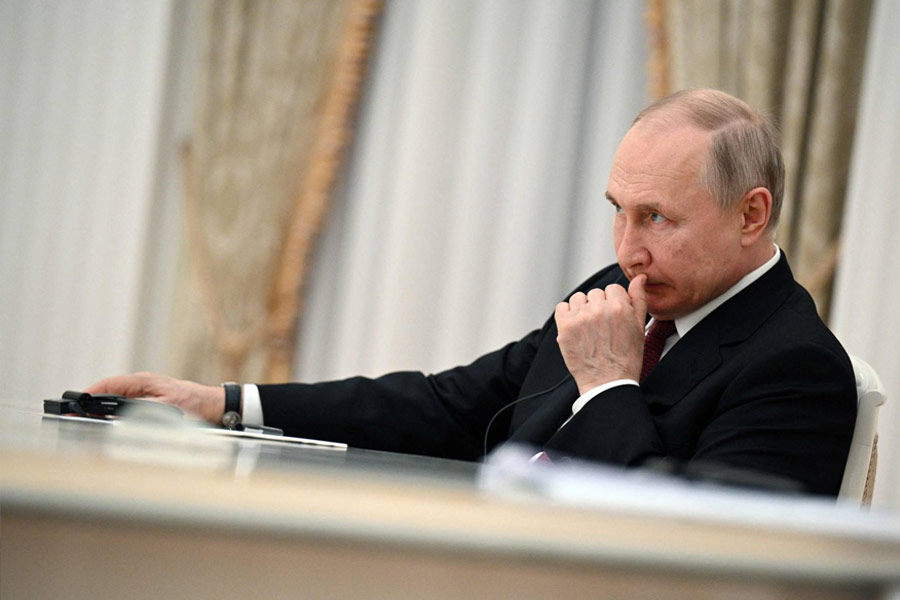 মস্কোর দিকে অগ্রসর হওয়ার পথে রাশিয়ার দু’টি শহরের সেনাফাঁড়ির দখল নিয়েছিলেন প্রিগোঝিনের ‘ওয়াগনার মার্সিনারি গ্রুপ’। পুতিনের জন্য ইউক্রেনের মাটিতে যে ওয়াগনারেরা রুশ সেনার সঙ্গ দিয়েছে, তাঁরাই কেন ঘরের মাঠদখলে নেমেছিলেন?