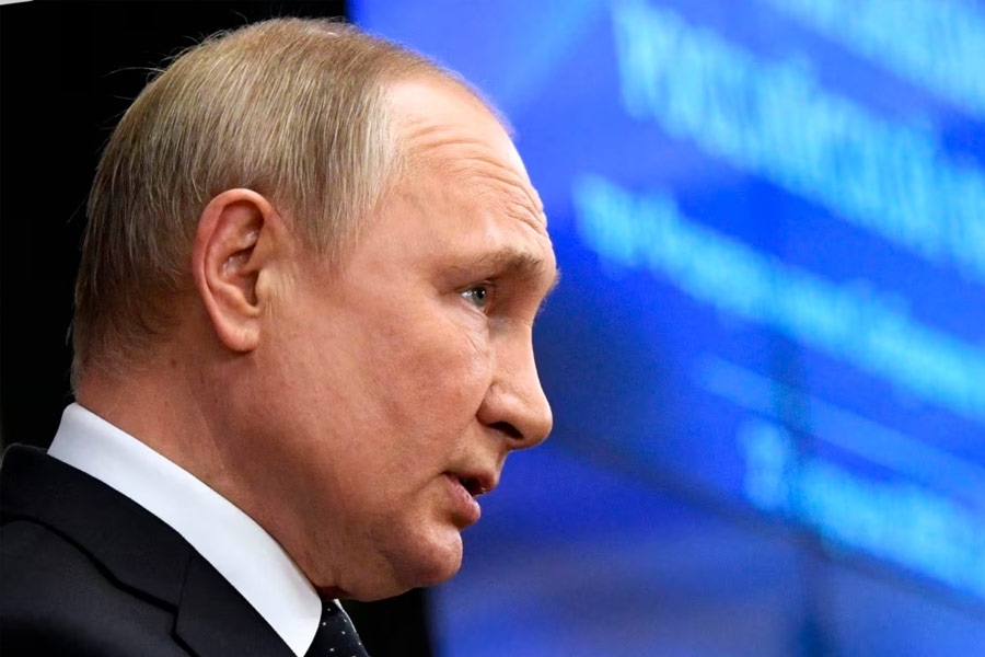 শেষমেশ অবশ্য বেলারুশের প্রেসিডেন্ট আলেকজ়ান্ডার লুকাশেঙ্কোর হস্তক্ষেপে ‘বিপদ’ এড়ানো গিয়েছে। মস্কো অভিমুখে রওনা দিয়েও ফিরে গিয়েছেন ওয়াগনাররা। প্রিগোঝিন প্রকাশ্যে জানিয়েছিলেন, মস্কো দখলে রক্তপাত এড়াতেই এ পদক্ষেপ।