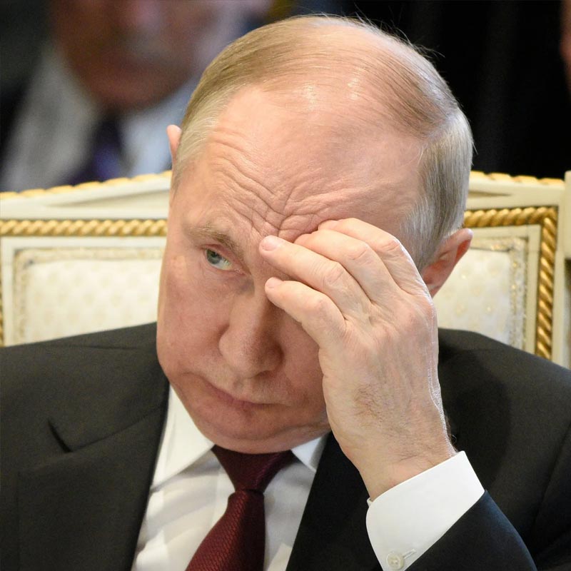 পুতিনকে এ অবস্থায় দেখে ইউক্রেনে বসে হুঙ্কার ছেড়েছেন জ়েলেনস্কি। ওয়াগনার সেনাদের প্রাণহানির দাবি করার পর তাঁর সংযোজন ছিল, ‘‘ওরা যুদ্ধ হারতে বসেছে। ইউক্রেনের যুদ্ধক্ষেত্রে ওদের আরও কোনও জয় হয়নি। সে জন্য দোষারোপ করতে কোনও এক জনকে খুঁজছে।’’