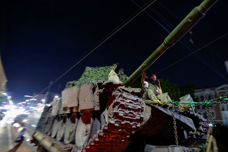 স্বাভাবিক ভাবেই যুদ্ধের আবহে ‘দ্বিমুখী সমর্থন’ হারাতে চান না তিনি। জ়েলেনস্কির মন্তব্য, ‘‘ইউক্রেন সফরে এসেছেন মাইক পেন্স। আমেরিকান তথা রিপাবলিকান হিসাবে সমর্থনও জানিয়েছেন।’’