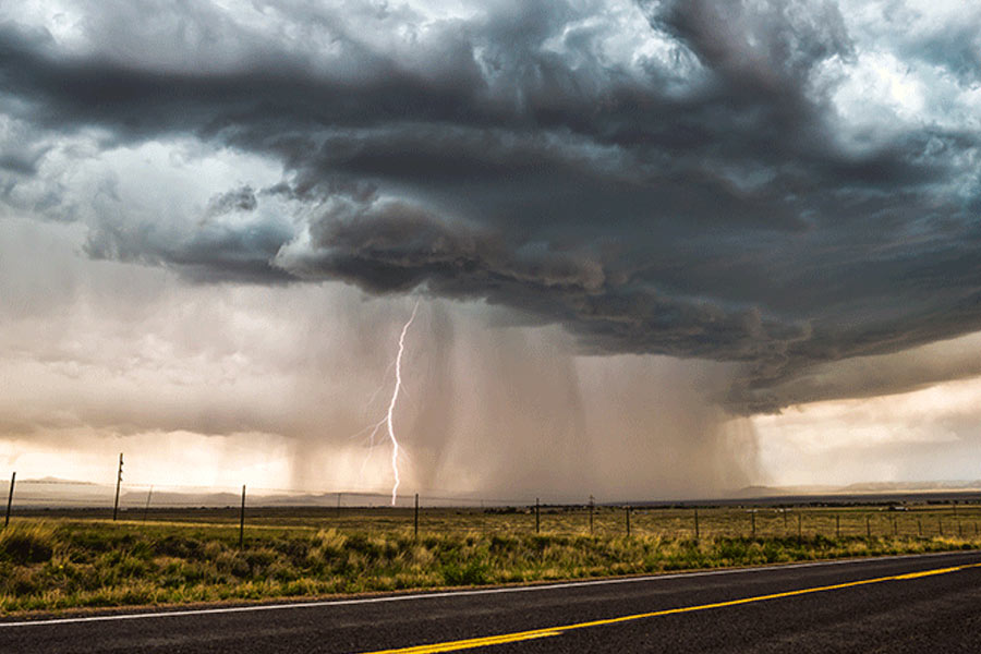 কৃত্রিম বৃষ্টির জন্য অনুকূল পরিবেশ তৈরিতে আবহাওয়ায় খানিকটা রদবদল করা হয়। সে জন্য ড্রোনের মাধ্যমে মেঘের উপর সিলভার আইয়োডাইডের মতো রাসায়নিক অথবা ড্রাই আইস কিংবা খাওয়ার নুন ছড়িয়ে দেন গবেষকেরা। যাতে সেই মেঘের স্তর গাঢ় করা যায়। তার থেকেই বৃষ্টির সম্ভাবনা বেড়ে যায়।