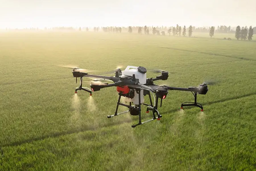 মেঘের উপর রাসায়নিক ছড়ানোর জন্য ড্রোন ছাড়াও বিমান অথবা রকেট ব্যবহার করেন গবেষকেরা।