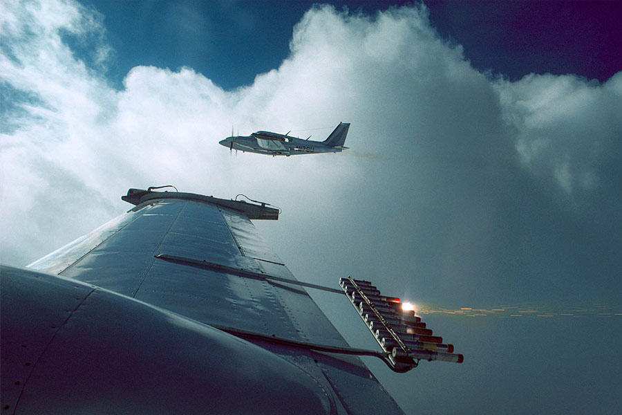 মেঘের বীজ বোনার এই পদ্ধতি অবশ্য নতুন নয়। ১৯৪৬ সালে প্রথম বার এই পদ্ধতিতে বীজ বুনেছিল আমেরিকার বহুজাতিক সংস্থা জেনারেল ইলেকট্রিক। সংস্থার তরফে সে উদ্ভাবনে করেছিলেন সে দেশের রসায়নবিদ তথা আবহবিজ্ঞানী ভিনসেন্ট স্যাফার।