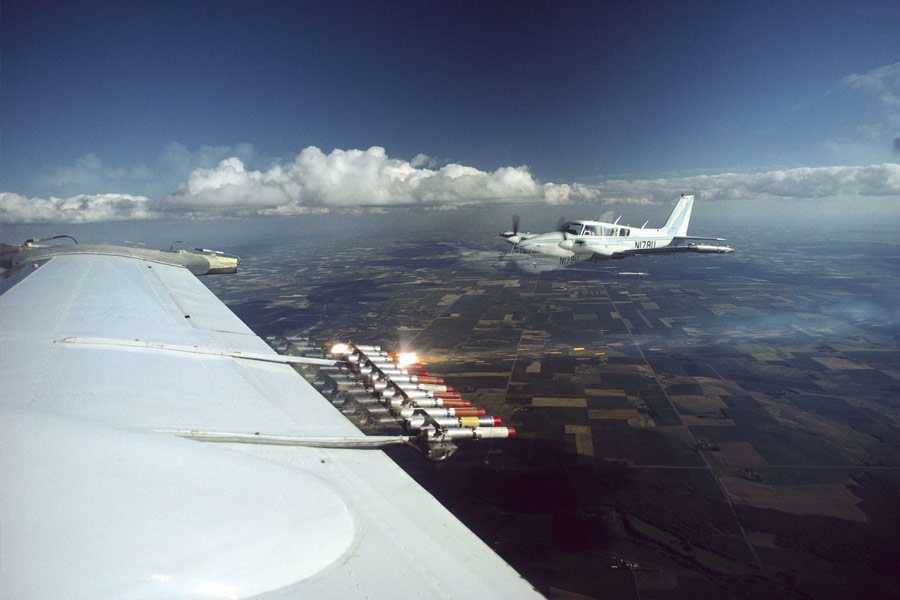 পুণের ইন্ডিয়ান ইনস্টিটিউট অফ ট্রপিক্যাল মিটিয়োরোলজি (আইআইটিএম)-এর অবসরপ্রাপ্ত বিজ্ঞানী জেআর কুলকার্ণী বলেন, ‘‘সাধারণত কৃত্রিম মেঘ তৈরি করতে মেঘের প্রয়োজন হয়। তবে যে মেঘগুলি উলম্ব আকৃতির হয়, তার উপরেই মেঘের বীজ বোনা যায়।’’
