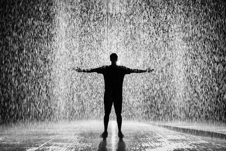 বুন্দেলখণ্ডে কৃত্রিম উপায়ে বৃষ্টি নামানোর জন্য কানপুরের শিক্ষা প্রতিষ্ঠানের দ্বারস্থ হয় উত্তরপ্রদেশ সরকার। এই প্রকল্পের দায়িত্বে ছিলেন প্রতিষ্ঠানের কম্পিউটার সায়েন্স বিভাগের অধ্যাপক মণীন্দ্র আগরওয়াল। সংবাদমাধ্যমের কাছে তিনি বলেন, ‘‘বৃষ্টির লক্ষ্যে আমাদের পরীক্ষা সফল হয়েছে।’’