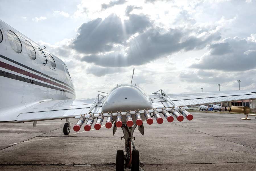 যে প্রযুক্তিতে কৃত্রিম উপায়ে বৃষ্টি নামানো যায়, তা উপলব্ধ হলেও এই পদ্ধতি কাজে লাগাতে ছ’বছর সময় লাগল কেন? গবেষকদের দাবি, বিমানে করে যে সব যন্ত্রপাতি নিয়ে মেঘের বীজ বোনা হত, সেই বিমানটিই জোগাড় করতে পারেননি তাঁরা।