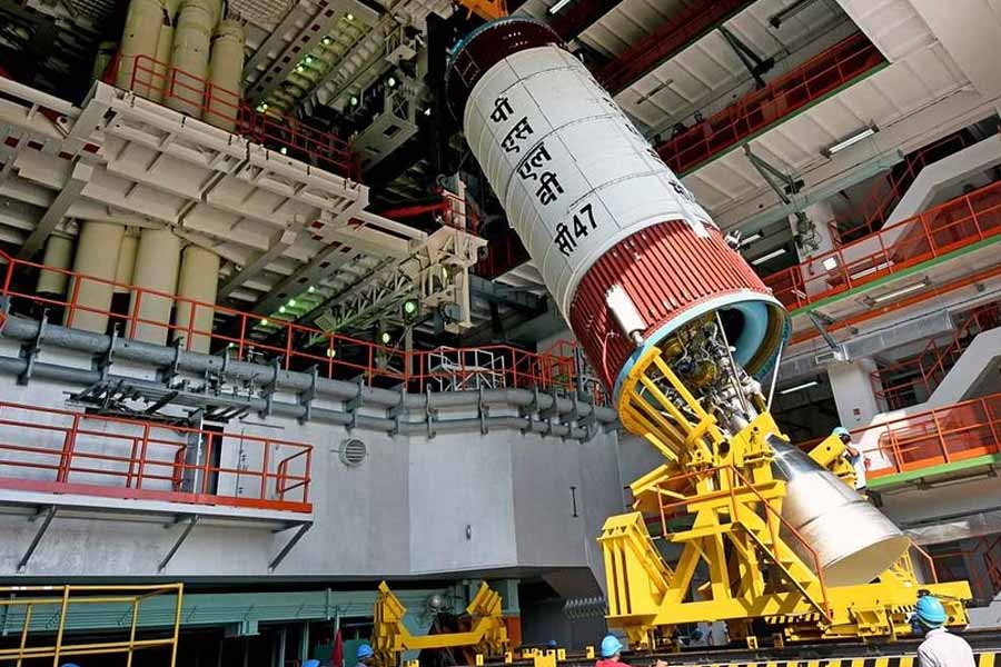 ভারতীয় মহাকাশ গবেষণা সংস্থা ইসরোর থেকে বিমান জোগাড়ের চেষ্টা করলেও তাতে নাকি সাড়া দেননি সংশ্লিষ্ট কর্তৃপক্ষ। এর পর ৫০ লক্ষ টাকার চুক্তিতে একটি বিমান দিতে রাজি হয়েছিল হিন্দুস্তান অ্যারোনটিক্স লিমিটেড (হ্যাল)। তবে অন্যান্য যন্ত্রপাতির জন্য সে অর্থ বরাদ্দ থাকায় ওই প্রকল্প আটকে যায় বলে জানিয়েছেন অধ্যাপক আগরওয়াল।