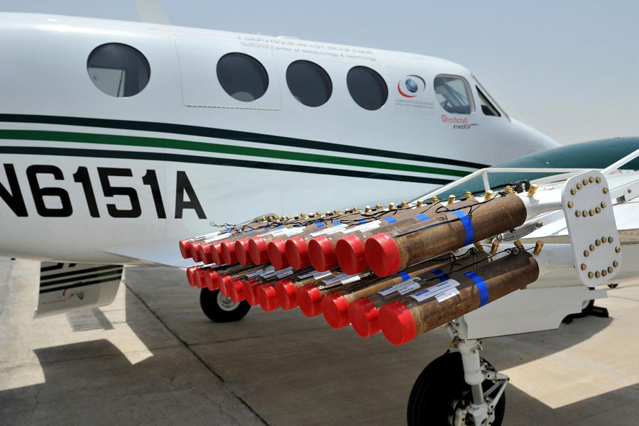 এই প্রকল্পে বিমানের গুরুত্ব রয়েছে বলে জানিয়েছেন কানপুরের শিক্ষা প্রতিষ্ঠানটির শিক্ষক তথা পরিবেশ বিষয়ক জাতীয় উপদেষ্টা পরিষদের সদস্য সচিদানন্দ ত্রিপাঠী। বিমানভাড়ার পাশাপাশি মেঘের বীজ ছড়াতে বিমানের সঙ্গে যন্ত্রপাতি লাগানোর খরচও রয়েছে। ত্রিপাঠী জানিয়েছেন, বীজ বুনতে প্রতি ঘণ্টায় ২ থেকে ৫ লক্ষ টাকা খরচ হয়।