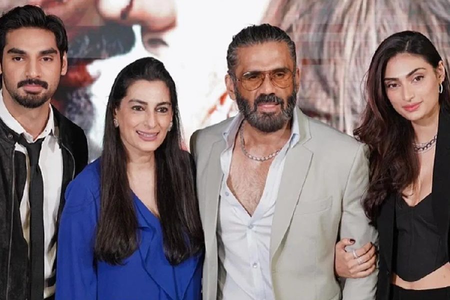 Suniel Shetty with his family.