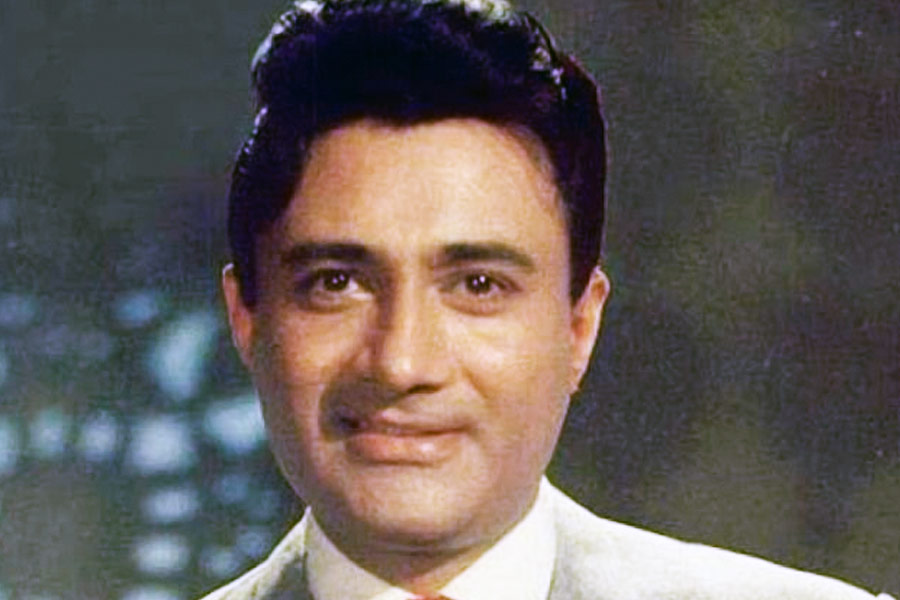 স্কুলজীবন থেকেই নিজেকে দেব আনন্দের নকল বা ‘ডুপ্লিকেট’ তৈরির চেষ্টায় লেগে পড়েন কিশোর। দেব আনন্দের মতো দেখতে বলে তাঁর মতো পোশাক পরে অভিনয় করতেন কিশোর।