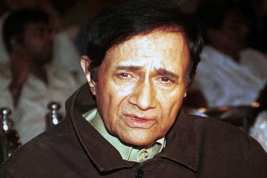 বন্ধুদের কথায় সাইকেল চালিয়ে দেব আনন্দের বাংলোর সামনে গিয়ে হাজির হন কিশোর। ঠিক সেই সময় বাংলোর ভিতর থেকে গাড়িতে চেপে বেরিয়ে যাচ্ছিলেন দেব আনন্দ। কিশোরের সাইকেল গাড়ির সামনে পড়ে যাওয়ায় গাড়িটি থামিয়ে দেওয়া হয়।