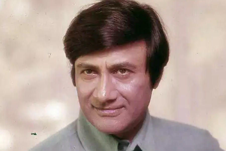 গাড়ির জানলার কাচ নামিয়ে বাইরে মুখ বাড়িয়ে দেখেন দেব আনন্দ। তাঁর কাছে অভিনয়ে নামার ইচ্ছাপ্রকাশ করেন কিশোর। কিন্তু কিশোরকে সরাসরি মানা করে দেন দেব আনন্দ। অভিনেতা বলেন, ‘‘তোমার এইটুকু বয়স। এখন কিসের অভিনয় করবে তুমি? পড়াশোনা শেষ করো আগে।’’