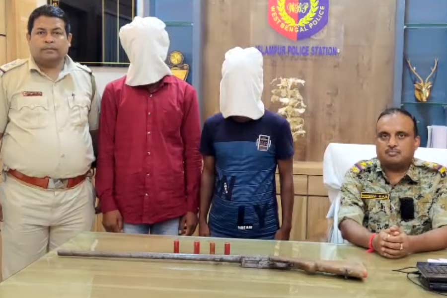 Police arrested two persons with arms at Islampur of Murshidabad