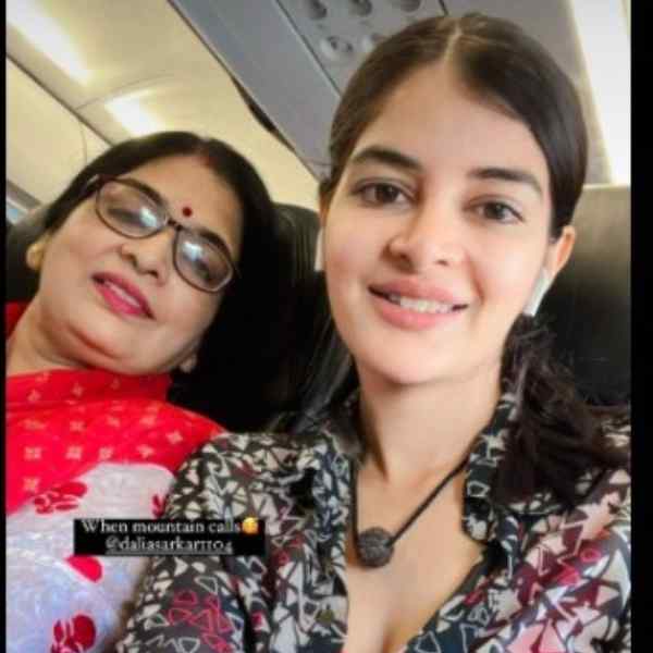 মায়ের সঙ্গে মধুমিতা।