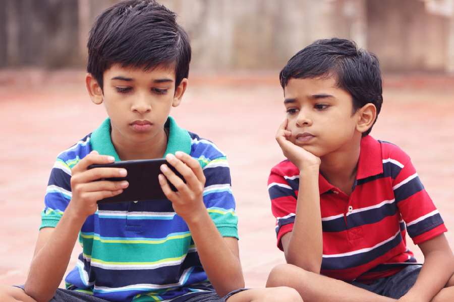 children watching phone