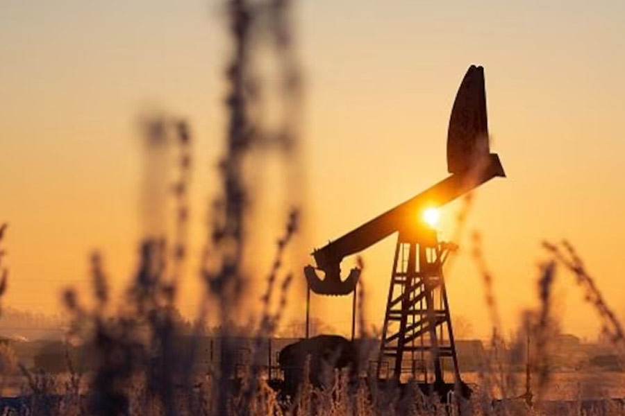 রাশিয়ার তেল আমদানিকৃত দেশগুলির মধ্যে অন্যতম ভারত। বিশেষ কয়েকটি ক্ষেত্রেই ভারতীয় সংস্থাগুলি ইউয়ানে তেল কিনতে বাধ্য হয়েছে বলে দাবি। তবে এ বিষয়ে কোনও সূত্রের পরিচয় প্রকাশ করেনি রয়টার্স।