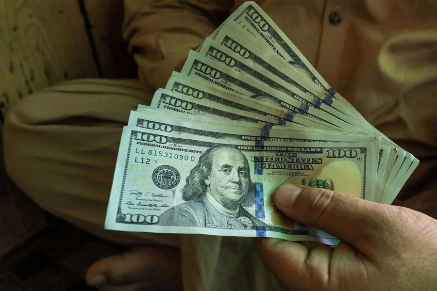 বিশ্ব জুড়ে এত দিন তেল কেনাবেচার মূল্য মাধ্যম ছিল আমেরিকান ডলার। রাশিয়া হোক বা রোমানিয়া, ডলারের মাধ্যমেই তেলের বাণিজ্য চলত। রাশিয়ার উপর আমেরিকার নিষেধাজ্ঞার পর এই সমীকরণ বদলে যায়।