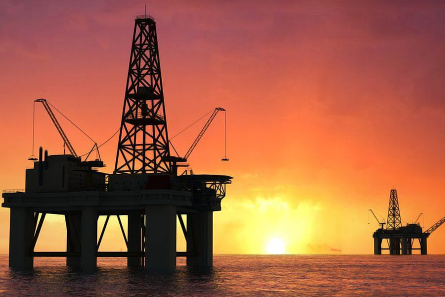 তবে এত দিন রাশিয়ার সঙ্গে তেলের কেনাবেচায় চিনের মুদ্রা ব্যবহার করেনি ভারত। রয়টার্স জানিয়েছে, আমেরিকান নিষেধাজ্ঞার পর থেকে বেশির ভাগ ক্ষেত্রেই ভারতীয় সংস্থাগুলি দুবাইয়ের সংস্থার মাধ্যমে রাশিয়ার তেল কিনেছে।